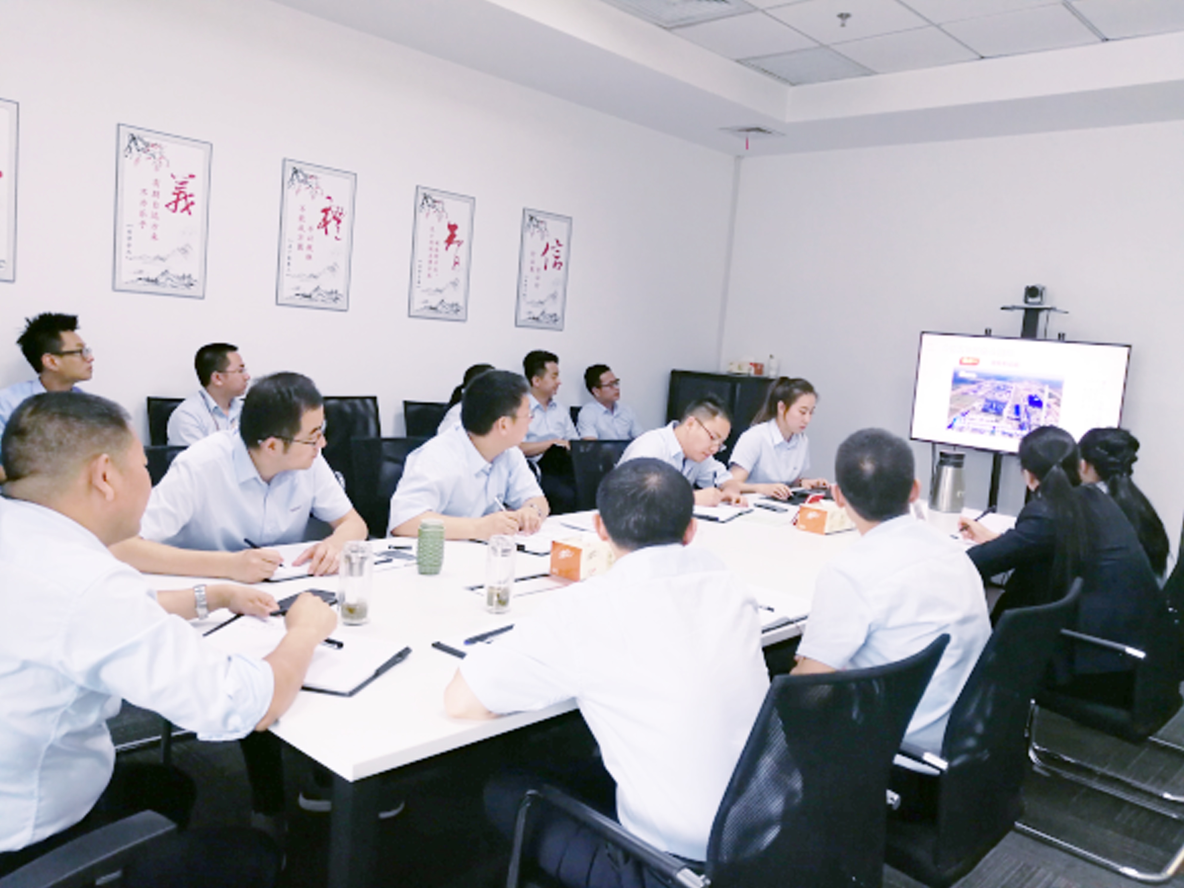 新興產(chǎn)業(yè)公司學(xué)習(xí)貫徹省十三次黨代會精神